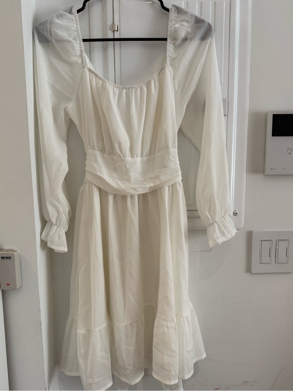 Elegant White Long-Sleeve Midi Dress with Waist Sash